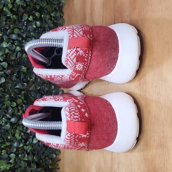 Nike Roshe One Winter Red Shoes | Size: 6.5 (Womens) | Red - Picture 4 of 7